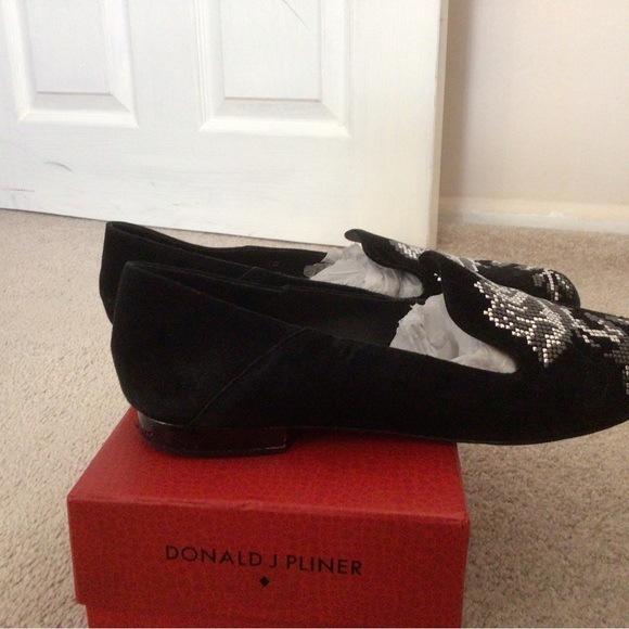 DONALD PLINER HIRO EMBELLISHED FLORAL FLATS—BLACK- SIZE 8.5 M - Picture 6 of 9